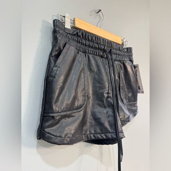 Black Rewash Vegan Leather Shorts Size S NWT - Picture 3 of 4
